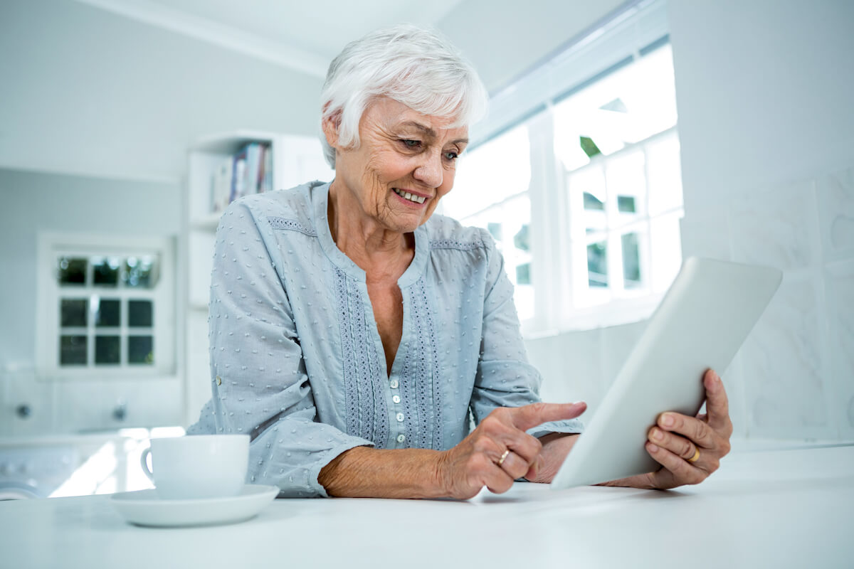 Mujer de edad viendo una tablet